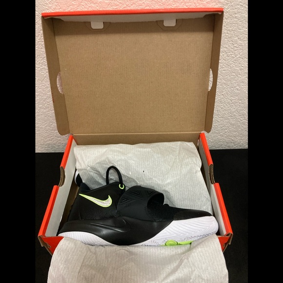 NEW NIKE KYRIE FLYTRAP III (GS) SIZE 4.5 5.5 6 6.5  BQ5620001 AUTHENTIC KIDS - Picture 5 of 16